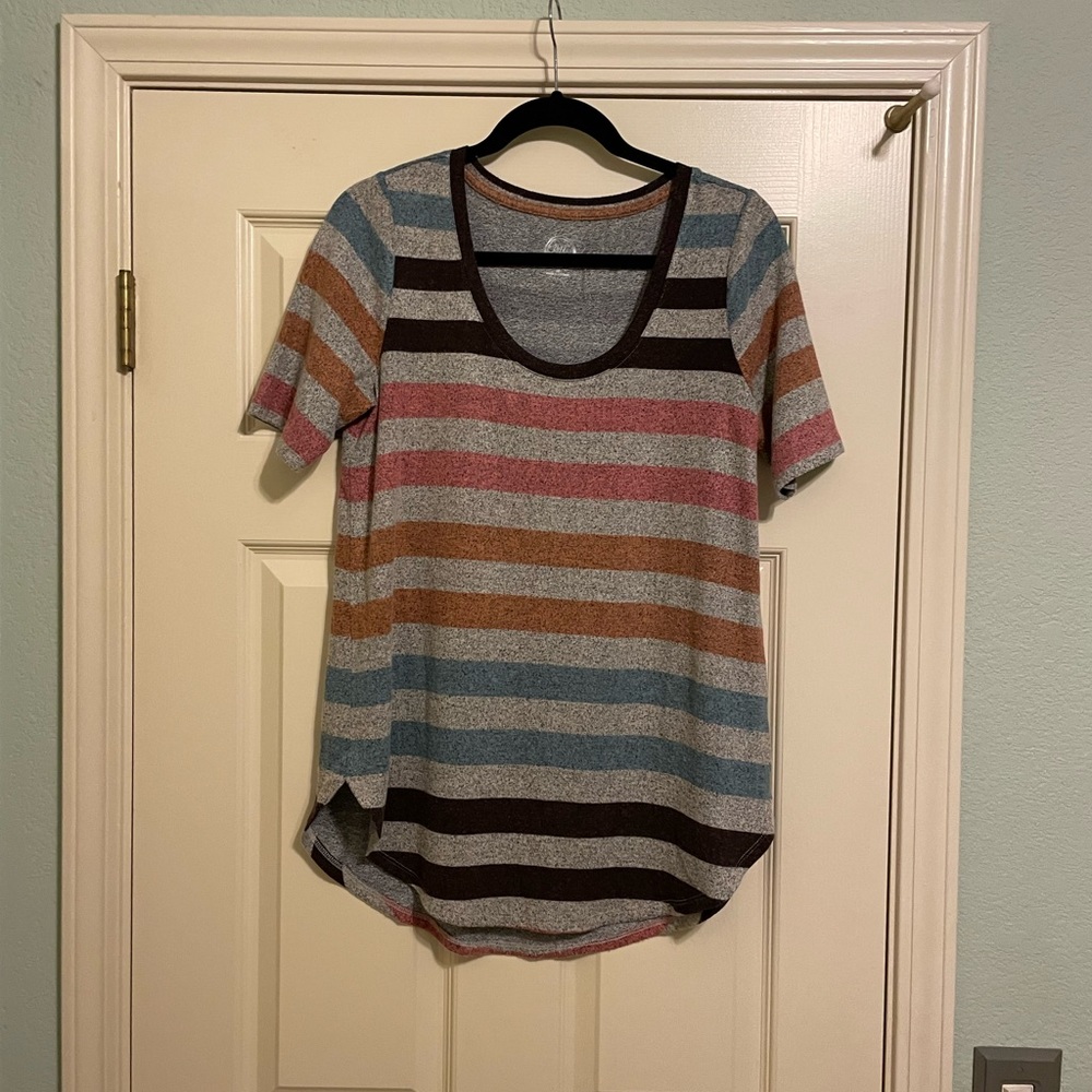 NEW w/o tags. Size Medium beautiful soft top from Maurice’s. So cute on🌺